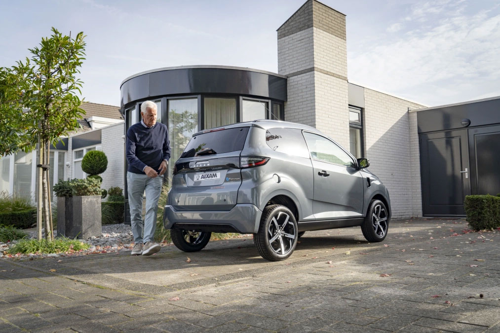 slide_eaixam-ecrossover-premium-670c4982aeef3